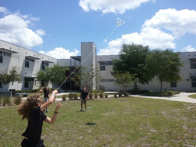 BessDahmash's tweet photo. #STEAM team - we’ve got our tetrahedron kite in the air! #hcpsstem @filmtvteacher @HCPSArea2 @Rob4Principals @kleesattelhcps @hcpssmithms https://t.co/34kPrKCenZ
