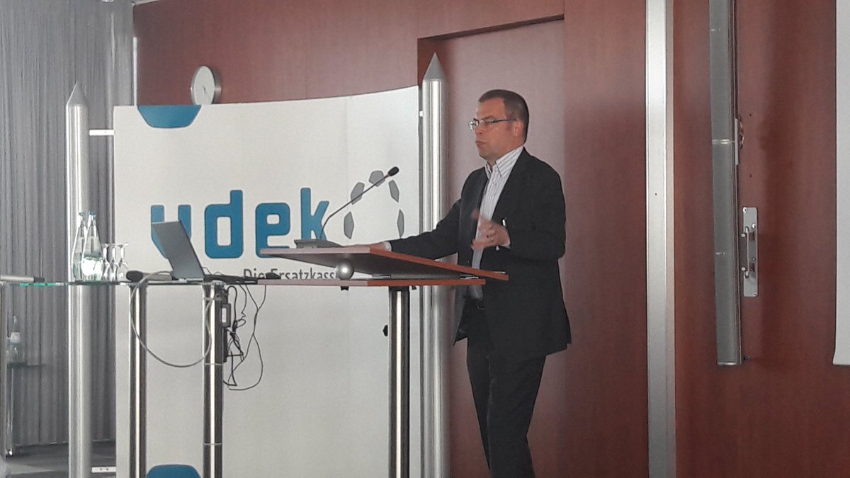 sgpINSIDER's tweet photo. Prof. Dr. Jürgen #Windeler, Institutsleiter @iqwig: "Schnell und schnelle Informationen bedeuten nicht unbedingt gute Entscheidungen." Und: "#bigdata hat kein einziges der Versprechen bisher gehalten, die es abgegeben hat." #ehealth #vdek #Zukunftsforum https://t.co/Ss6bqxXHDo