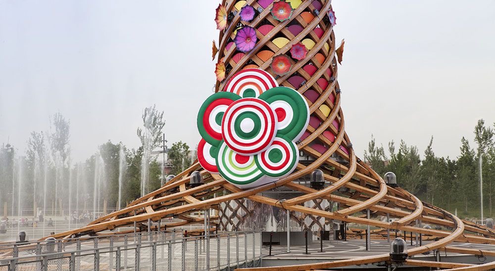 FlyInSrl's tweet photo. Il gonfiabile del logo "Orgoglio Italia" si è gonfiato e sgonfiato 10 volte al giorno, in modo totalmente automatico, per un totale di 2000 volte. Commissionato da @BalichWS è stato progettato e costruito da FLY IN per l'Albero della Vita di Expo 2015, in soli 28 giorni. https://t.co/gZoHMB7M52