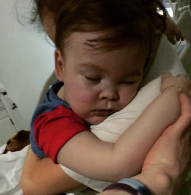 ThomasKycia's tweet photo. Ein römisches Krankenhaus erklärt sich bereit, den kleinen #AlfieEvans aufzunehmen. Das Flugzeug steht bereit. Und dennoch wird das Kind festgehalten?!

Was geht in GB vor?
Was geht in unserer Zivilisation vor?
Und warum ist es so uninteressant für hiesige Medien? Hallo Kollegen? https://t.co/geS8CQaLDA