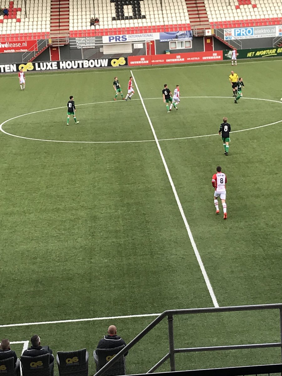 BenHaverkort's tweet photo. Mooie wedstrijd in De Oude Meerdijk. FC Emmen onder19 tegen Feyenoord onder 18. Net begonnen stand 0-0. https://t.co/pblg0Q5icX