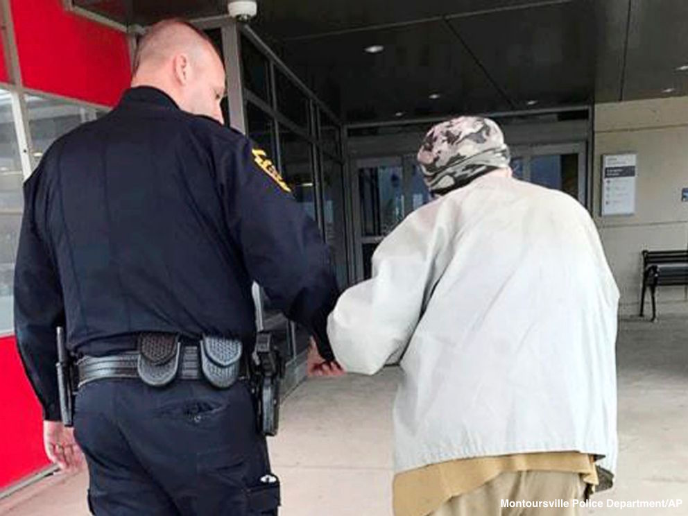 ABC's tweet photo. Police drive 84-year-old man to see his wife after she was rushed to the hospital. 

“Most police do this kind of thing day in and day out." https://t.co/VU2pK9Dg8A https://t.co/egcln3Q3M8