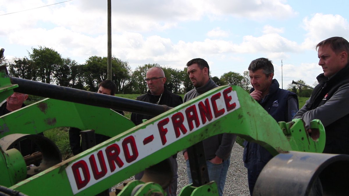 Rendez-vous démo strip-till chez Yann Lohézic, à Bignan > brief pour bien régler le matériel et observation au champ... Prochaine étape : le semis direct! 
#Forcedesgroupes #GIEE #TCSL #SemisDirect  <a href="/ResAgri56/">Rés'Agri 56</a> <a href="/CUMAFrance/">Réseau cuma</a>