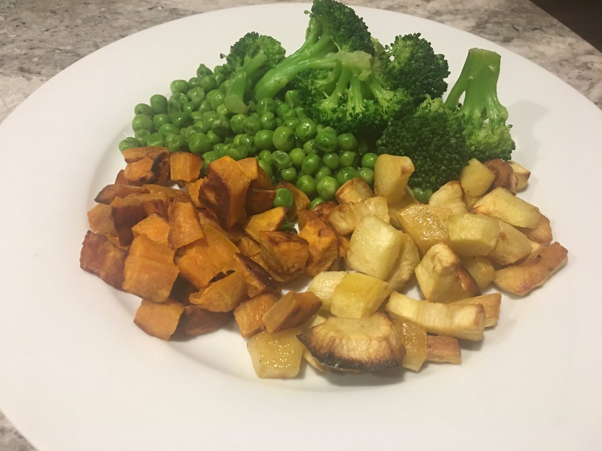 AndreaToreCHHC's tweet photo. A warm lunch is the best way to lift the spirits on a gray and rainy day.  The colors on this plate indicate tons of antioxidants and phytonutrients which will fight cancer and keep the body young. XO https://t.co/x2QLcN5GZv