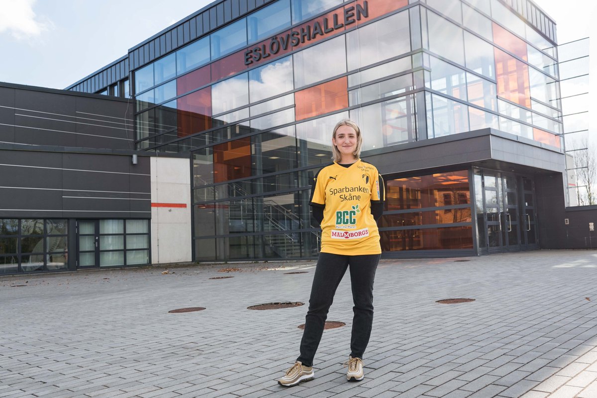 Eslovsik's tweet photo. Under sin första säsong i A-laget spelade hon 10 matcher och gjorde ett mål (borta mot Kristianstad). Nu står det klart att Eslövstjejen och talangen Mikaela Belokozovska förlänger sitt kontrakt med tre år. Läs mer här:
https://t.co/DvsNMtMgJH https://t.co/Eoom2jhBPY