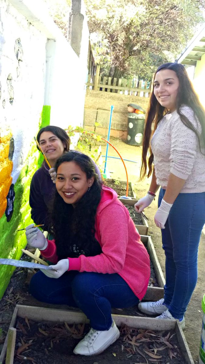 AIEP's tweet photo. ¡Gran aporte de nuestra #RedVoluntariosAIEP en las #BienvenidasSolidarias! Mejoraron juegos infantiles, pintaron murales de forma creativa, instalaron canaletas y como si fuera poco, construyeron un mueble para que pequeños del lugar organicen su material didáctico. 👏 #AIEPTalca https://t.co/XwY8uwjPP4
