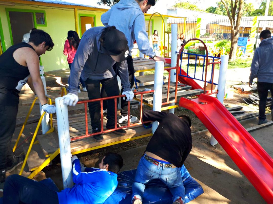 AIEP's tweet photo. ¡Gran aporte de nuestra #RedVoluntariosAIEP en las #BienvenidasSolidarias! Mejoraron juegos infantiles, pintaron murales de forma creativa, instalaron canaletas y como si fuera poco, construyeron un mueble para que pequeños del lugar organicen su material didáctico. 👏 #AIEPTalca https://t.co/XwY8uwjPP4