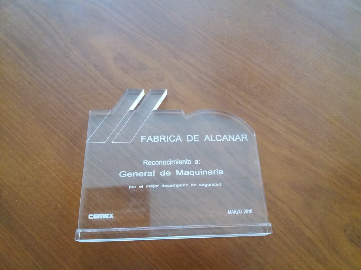 CemexEspana's tweet photo. La seguridad en CEMEX  es prioridad. #ceroaccidentes nuestro objetivo. Enhorabuena a los compañeros de #FábricaAlcanar,  que reciben una placa en reconocimiento al buen trabajo hecho en materia de seguridad. https://t.co/uEsTNnrSWk