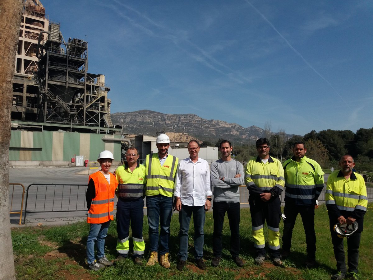 CemexEspana's tweet photo. La seguridad en CEMEX  es prioridad. #ceroaccidentes nuestro objetivo. Enhorabuena a los compañeros de #FábricaAlcanar,  que reciben una placa en reconocimiento al buen trabajo hecho en materia de seguridad. https://t.co/uEsTNnrSWk