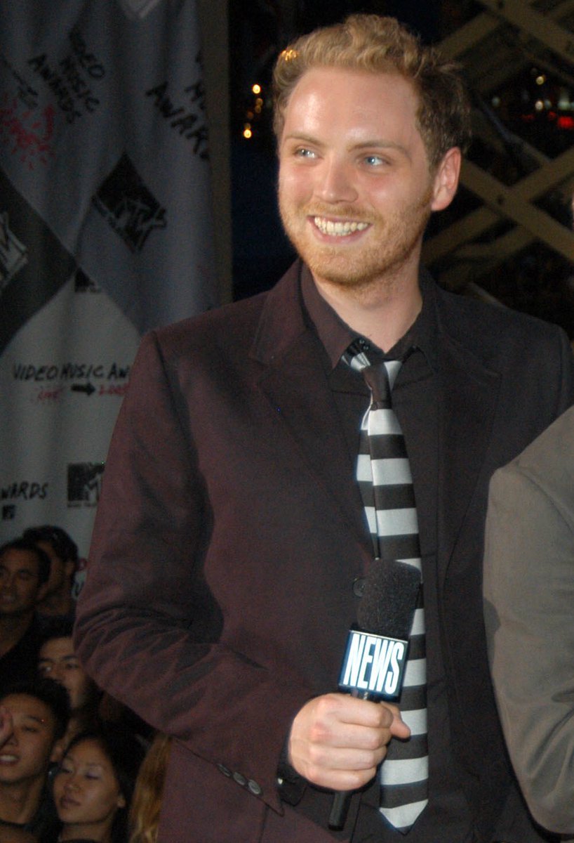 coldplaysmiling's tweet image. jonny (with hair!) 😍😇