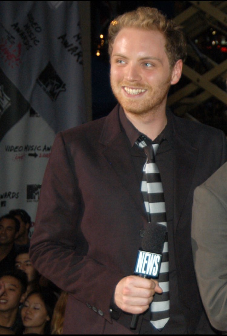 coldplaysmiling's tweet image. jonny (with hair!) 😍😇