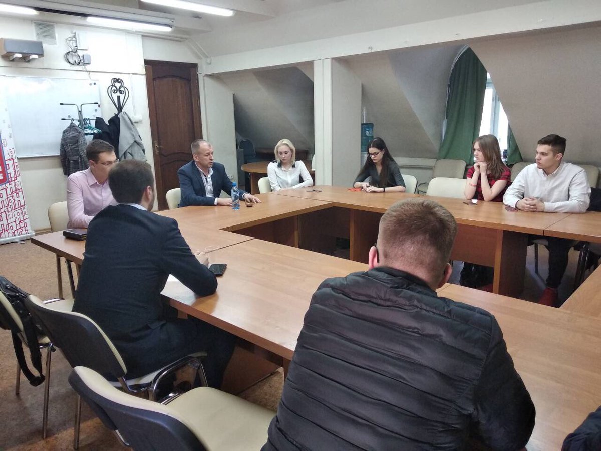 С участниками проекта «Школа парламентаризм»
провели встречу за круглым столом на тему,работа депутатов,разговор получился открытым и познавательным.