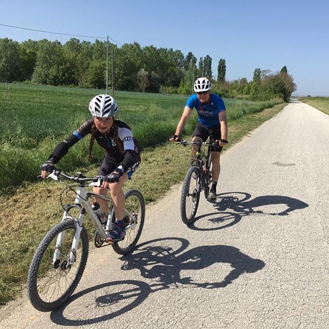bbuldrini's tweet photo. : il mio vecchio biciclettino 26 - scarpe nurmele ... e via! 😁🚵‍♀️ #nevergiveup #ruotegrasse #25aprile 
#ridelife # nature #fun #smile #workout #happy #beneixama #outsideisfree #roadcycling #cyclist #runner #bikeride #fitnessjourney #fitchicks #cycle… https://t.co/5EAt1kWf8T https://t.co/qejHbouCF9