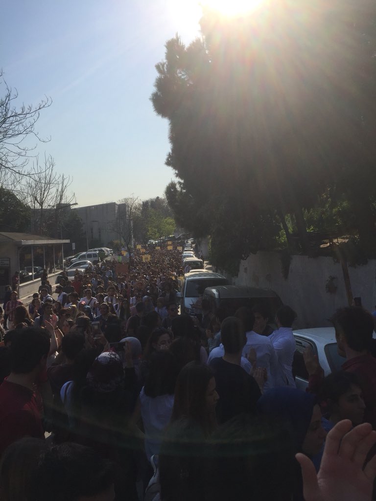 Ben daha önce okulumda böyle bi kalabalık görmemiştim. Bu kadar öğrencinin tek isteği Cerrahpaşanın İstanbul Üniversitesine bağlı kalması ve yerinde eğitimine devam etmesidir. #CTFIstanbulUniversitesinindir #İÜtarihtirSahipÇık