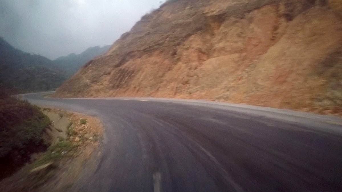 EverOnTravel's tweet photo. #LAOS - auf nach Luang Prabang

Der Weg von Vang Vieng hielt eine abenteuerliche Fahrt mit plattem Reifen, Regen, umgestürztem Strommast und obligatorischen #Schlaglöchern bereit...

#weltreise #laos #vangvieng #luangprabang #bus #asien #reise #asienreise #südostasien #reisen https://t.co/Q929lFE5lS