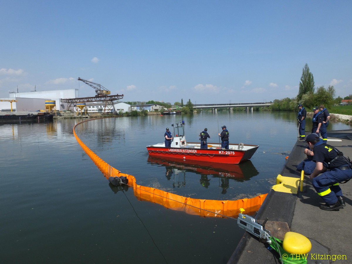 THWKT's tweet photo. Ruhende Schifffahrt ist Anlass zu #Übung - #Kitzingen #Ölsperre #THW #Übung - https://t.co/Rhu1QgrjUb https://t.co/VuE3EaOk21