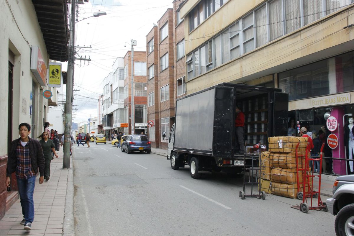 AlcaldiaTunja's tweet photo. ''Hemos garantizado el transporte público tanto Colectivo como Taxi al 100%, igual que la educación en los colegios públicos y privados igualmente el comercio también abrió''. @pcepedaalcalde #TunjaInforma ☝️👮‍♂️ https://t.co/t6uH8v5LmX