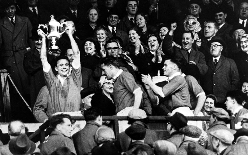 ClydeFC's tweet photo. 60 YEARS AGO TODAY - Clyde legend Harry Haddock lifts the Scottish Cup trophy at Hampden, after our victory over Hibernian in the 1958 Final. https://t.co/kTVfbeQnOi