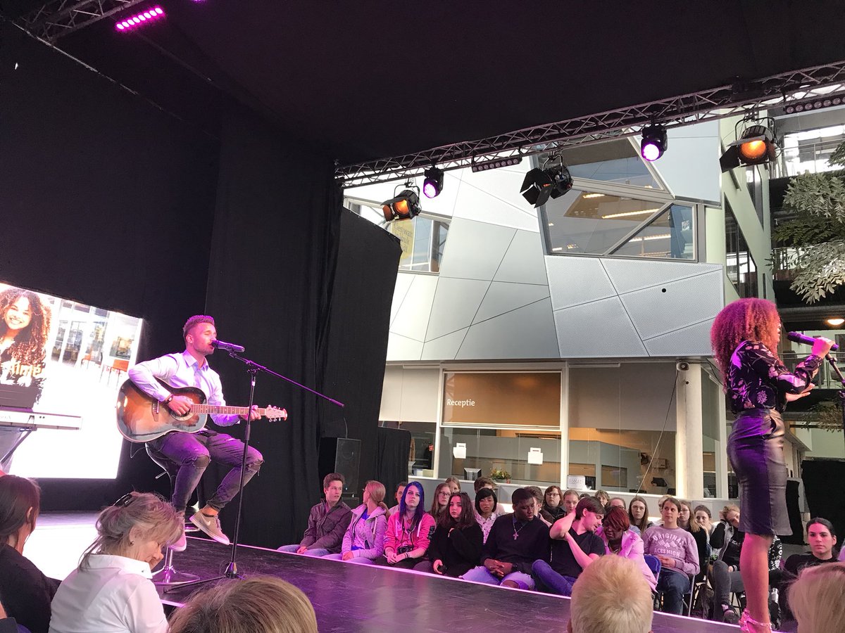 azeggelaar's tweet photo. Fantastische start van onze modeshow!! Succes studenten en collega’s van de directie Economie @rocnijmegen https://t.co/ExVE8ULyLR