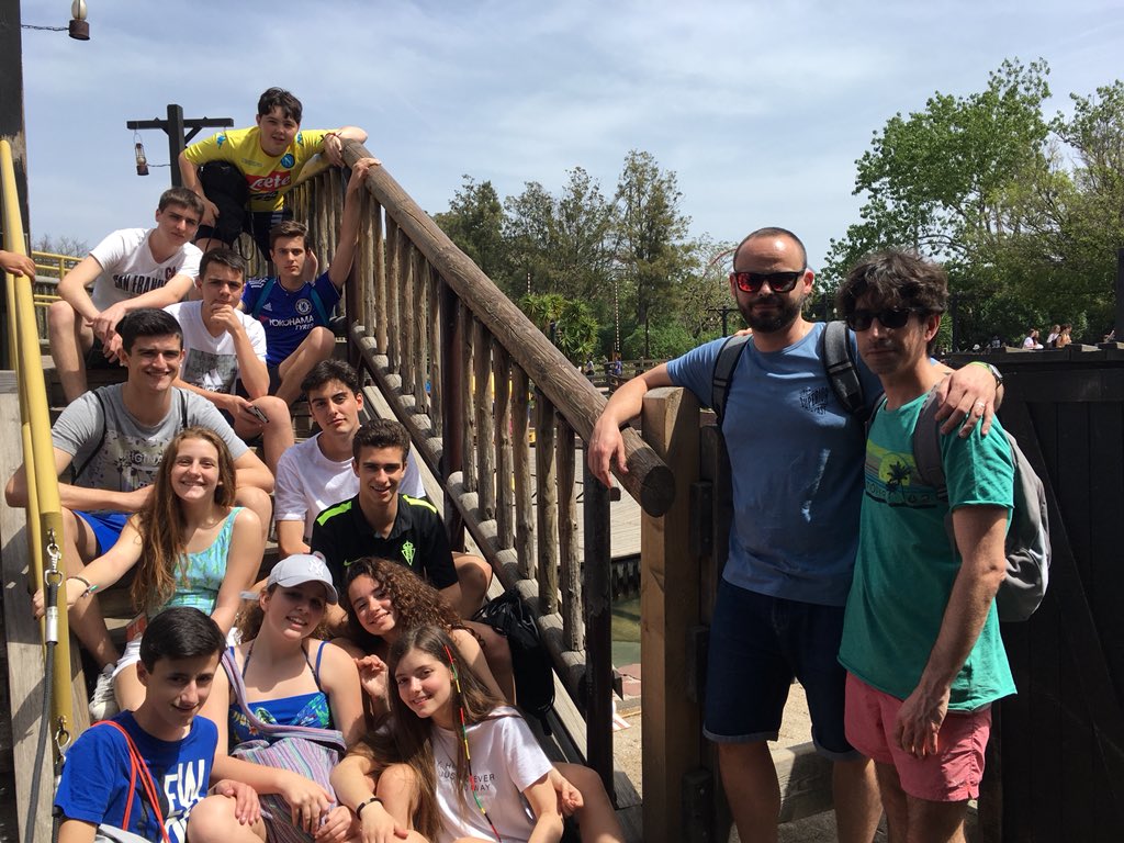 ReqCarmen's tweet photo. Primer día en Port Aventura. Mejor imposible. Lo estamos pasando de 10. 😃😃 @4ESOAuseva @ausevamaristas @kabrera_80 https://t.co/5KmVdrvb02