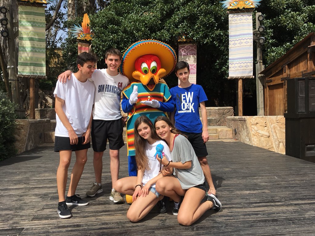 ReqCarmen's tweet photo. Primer día en Port Aventura. Mejor imposible. Lo estamos pasando de 10. 😃😃 @4ESOAuseva @ausevamaristas @kabrera_80 https://t.co/5KmVdrvb02