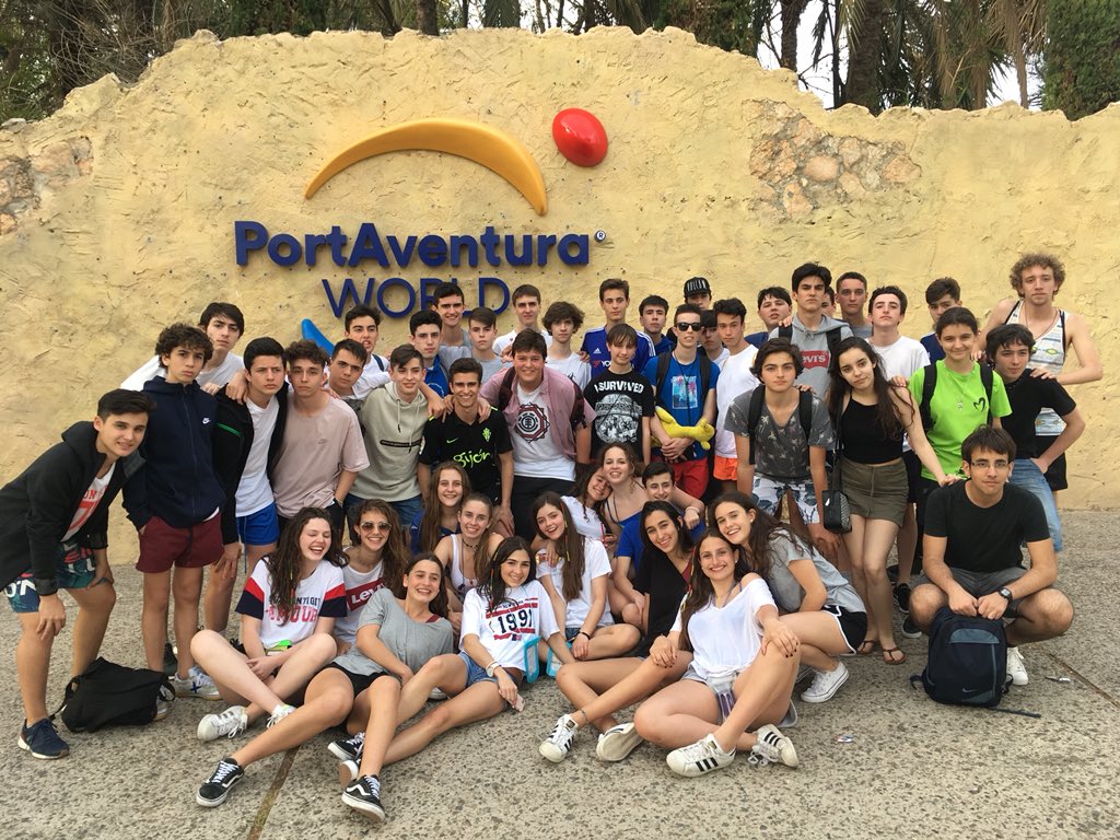 ReqCarmen's tweet photo. Primer día en Port Aventura. Mejor imposible. Lo estamos pasando de 10. 😃😃 @4ESOAuseva @ausevamaristas @kabrera_80 https://t.co/5KmVdrvb02