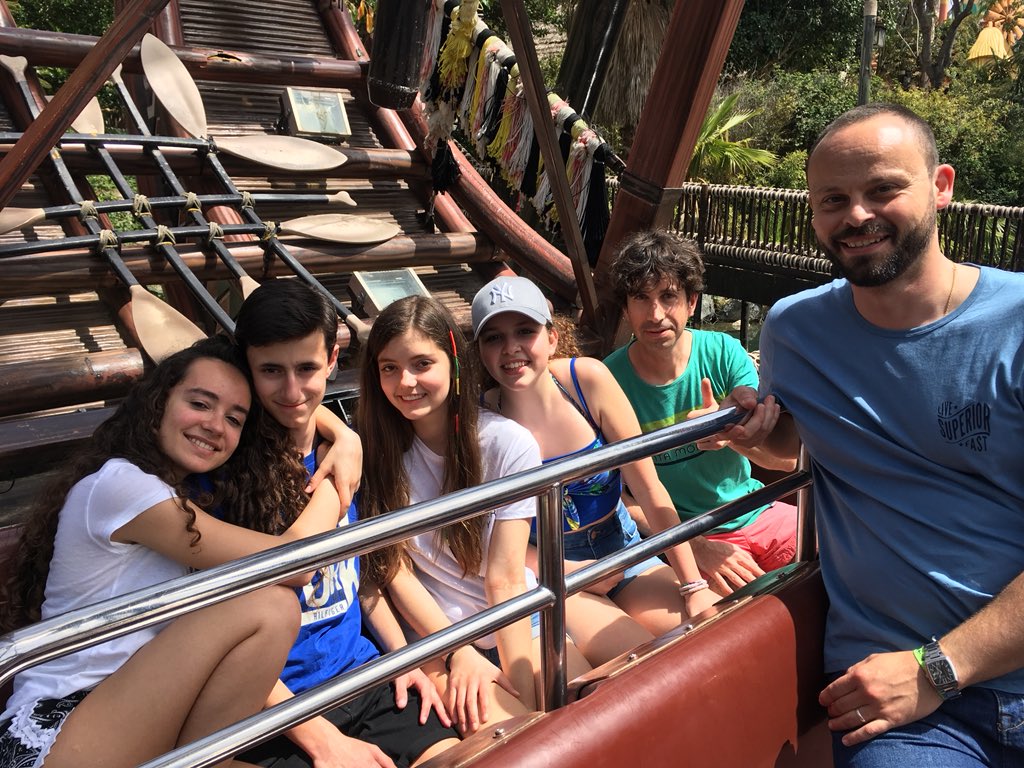 ReqCarmen's tweet photo. Primer día en Port Aventura. Mejor imposible. Lo estamos pasando de 10. 😃😃 @4ESOAuseva @ausevamaristas @kabrera_80 https://t.co/5KmVdrvb02