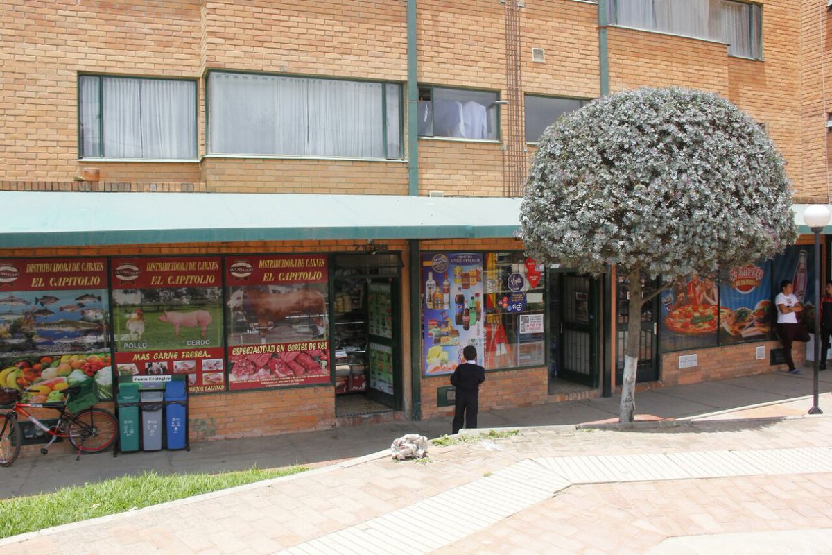 AlcaldiaTunja's tweet photo. ''No está bien que obliguen a los comerciantes que no quieren protestar, no tienen porque obligarlos a cerrar sus negocios impidiendo que ejerzan libremente su actividad económica''. @pcepedaalcalde #TunjaInforma https://t.co/hwk9zm8MX3