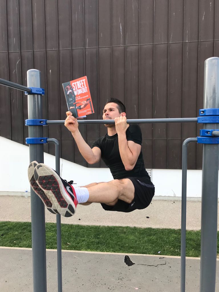 mansanna78's tweet photo. Émission à ne pas louper demain à 11h45 sur @FranceOtv avec un sujet spécial #streetworkout
@Beklabarre @BodyArtAthletes @rdubois23 @EditionsAmphora @francetvsport @SartrHardCross
@SoniaChiro
#calisthenics #outremer #freestyle #setandreps #streetlifting #bodyweight #gym https://t.co/G3r3ff3Yfm