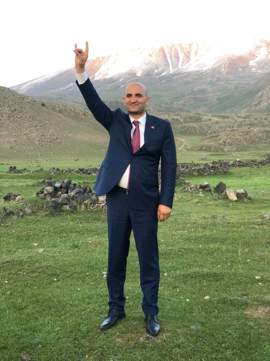 Necip Türk milleti gibi pek yücesin sen de Ağrı Dağı...