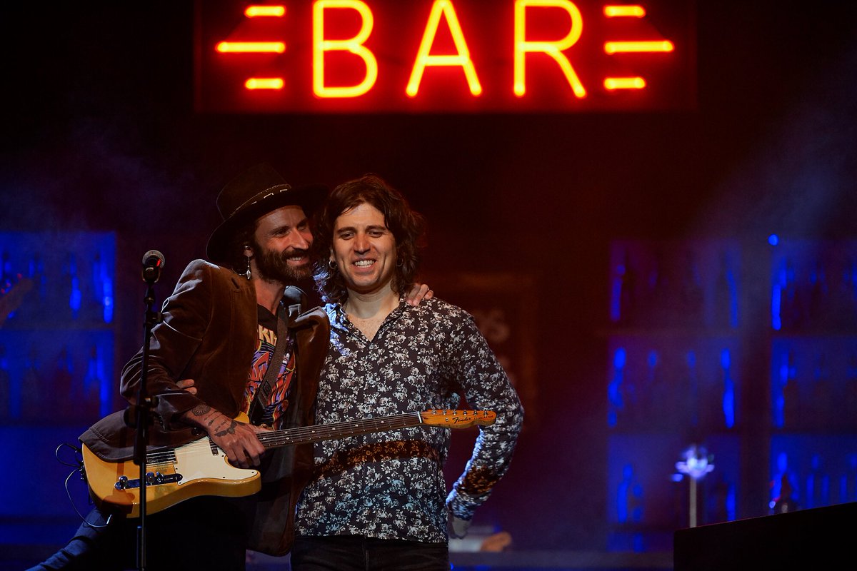 RuloMusica's tweet photo. Un placer curarme las Heridas del Rock and Roll cantando contigo @Leiva_Oficial . Gracias por ponerle tanto arte y cariño a esas dos noches. Eres un crack bro!!! Foto @elreylagarton https://t.co/9uG4K57vRK
