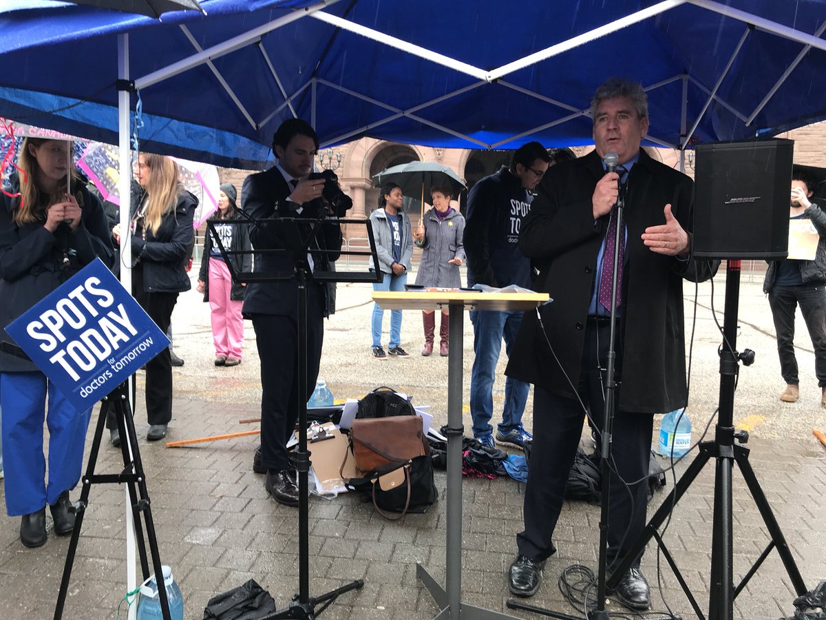 "You invest a lot in you. We invest a lot in you." <a href="/JohnFraserOS/">John Fraser</a> thank you and <a href="/OntLiberal/">Ontario Liberal Party | Parti Libéral de l'Ontario</a> for coming out today!! #Spots4Docs