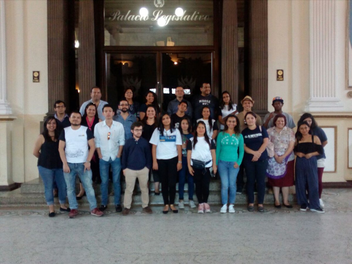 TourCorrupcion's tweet photo. Los #GuerrerosDeLaTransparencia  del @TechCampGlobal hicieron una parada por el Congreso de la República para conocer más sobre la importancia de este organismo y los retos para transparentar su gestión. https://t.co/w1vGsEOsNz