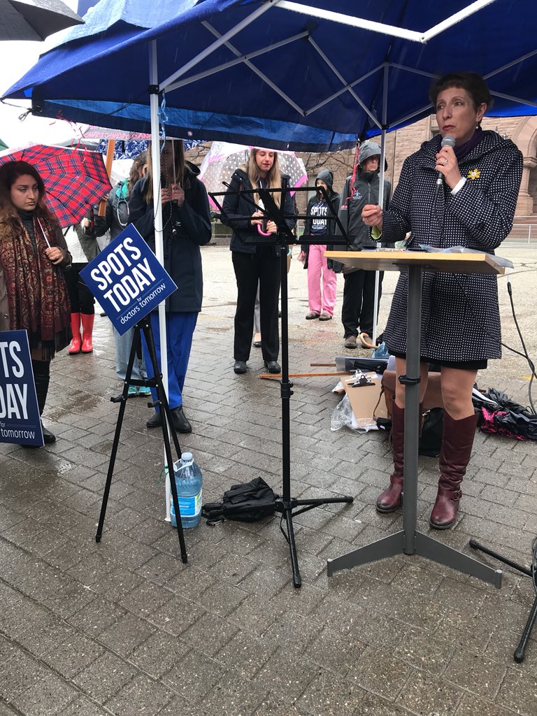 "[Medical students and physicians] are precious resources for us... We need you to care for us whereever we are in Ontario." Thank you to <a href="/NickelBelt/">France Gélinas</a> and <a href="/OntarioNDP/">Ontario NDP</a> for coming out today! #Spots4Docs