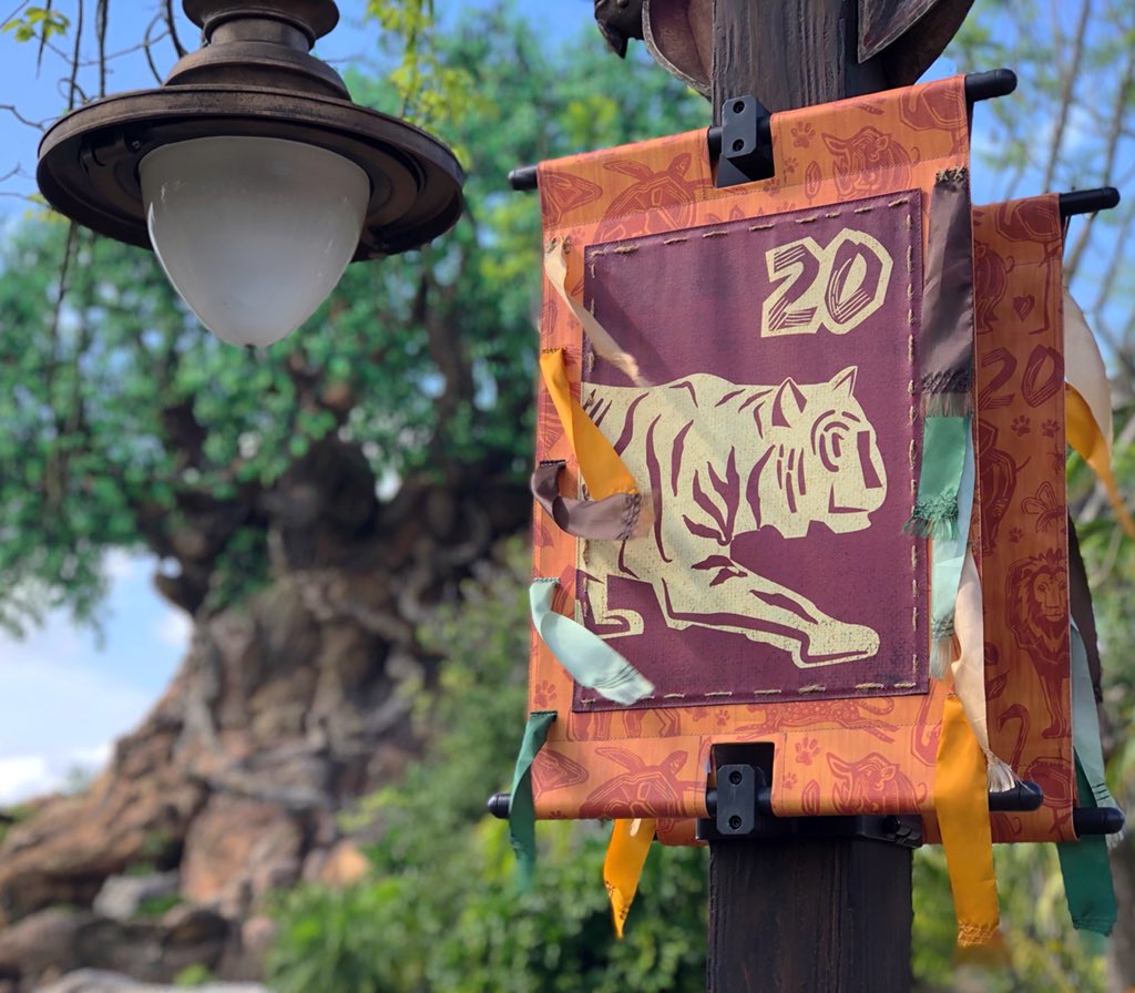 MadChatters's tweet photo. Lions and tigers and Frasier Crane jokes — Oh my! On episode 186, @aaronwallace joins us to break down our day at #AnimalKingdom’s 20th, including lunch at Tiffins and the debut of Up: A Great Bird Adventure.
#DAK20 https://t.co/v9MTp940qT https://t.co/VmjOTrlBQH