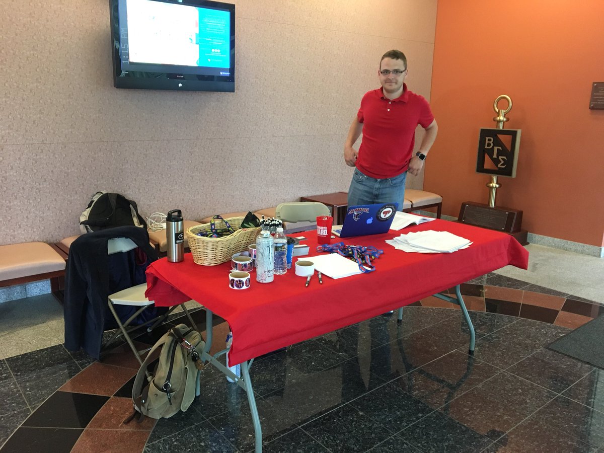 Come to HHH Lobby to write a letter to the troops! We’re here from 10:00-2:00! #leadright