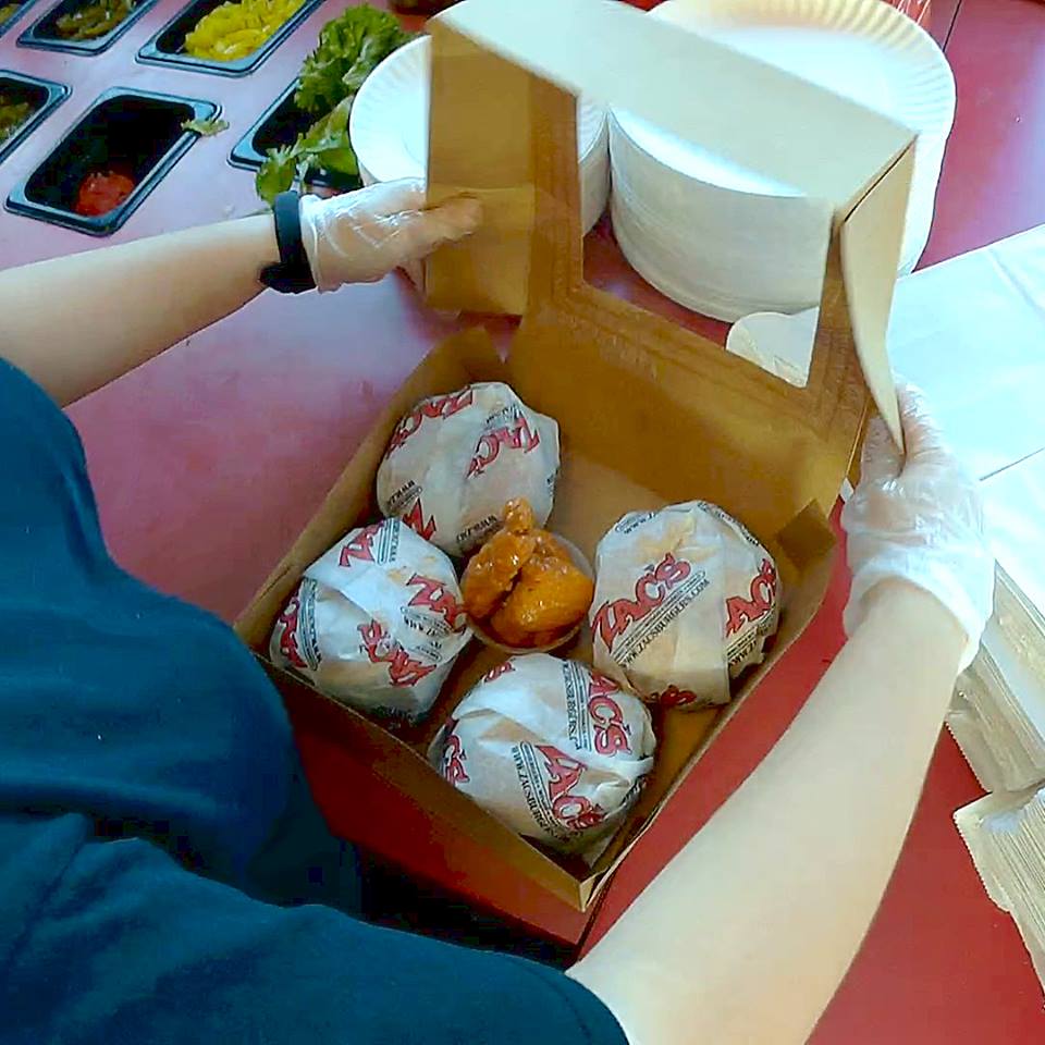 ZacsHamburgers's tweet photo. Nothing better than #Burgers and #Wings to brighten a gloomy #WingsWednesday! #ZacPack https://t.co/GjbRKh2SdP