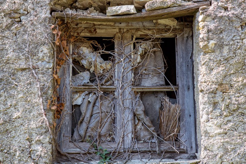 MkcPoli's tweet image. pietre e legno parlano di storie lontane #Carsegli #CaseVecchie #ValPentemina @parcoantola #AlberiMonumentali