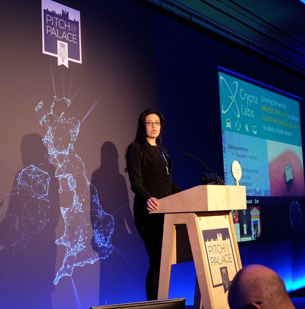 .@TheDukeofYork makes some opening remarks before the entrepreneurs begin their pitches - they have 3 minutes or just 30 seconds to pitch their business to the audience, who are voting via a <a href="/pitchatpalace/">Pitch@Palace</a> app.