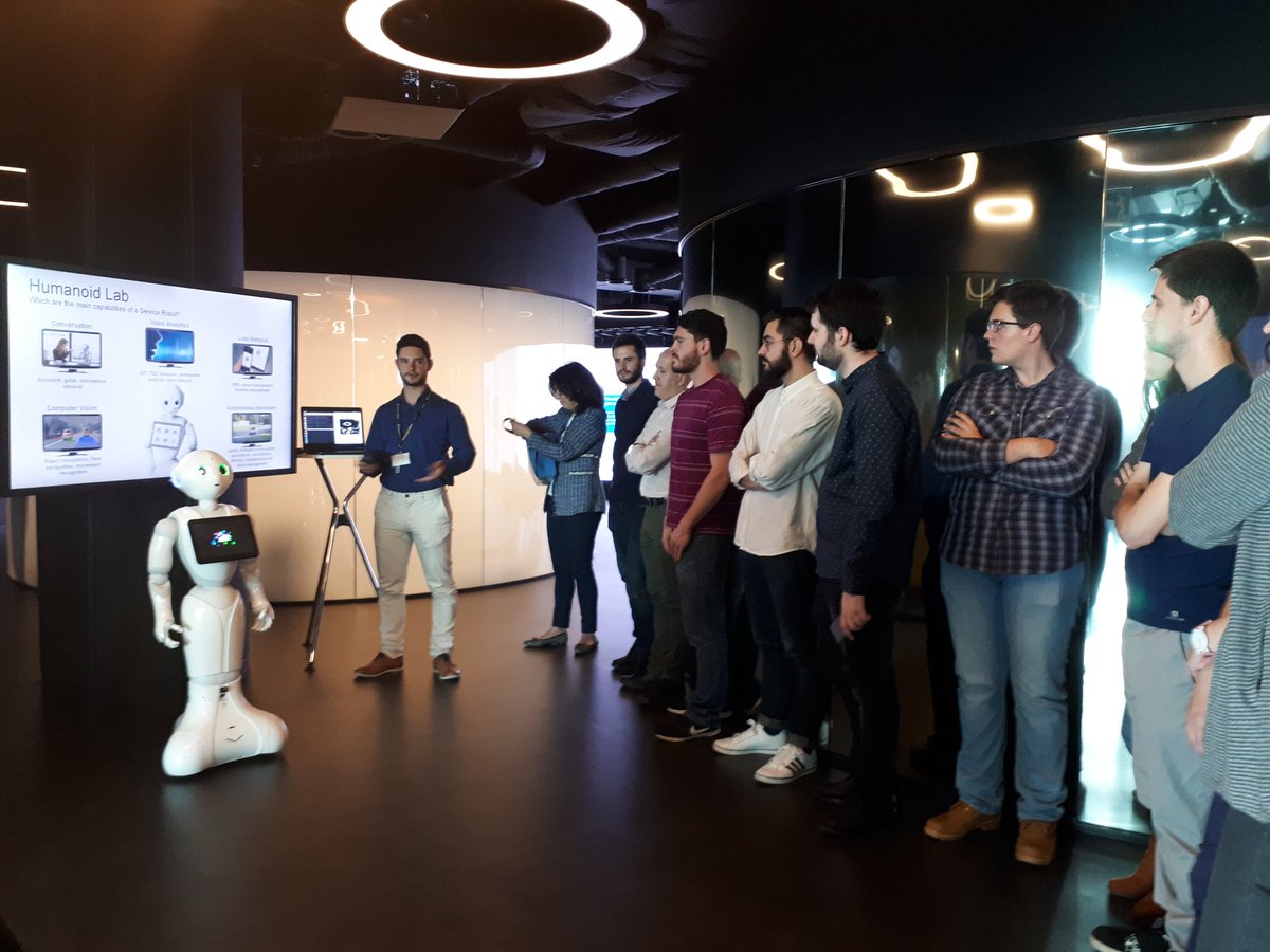 EY_Spain's tweet photo. Los chicos de #impulsatalento han podido conocer a Ada, uno de los humanoides del #EYwavespace https://t.co/h6fP2crxTg