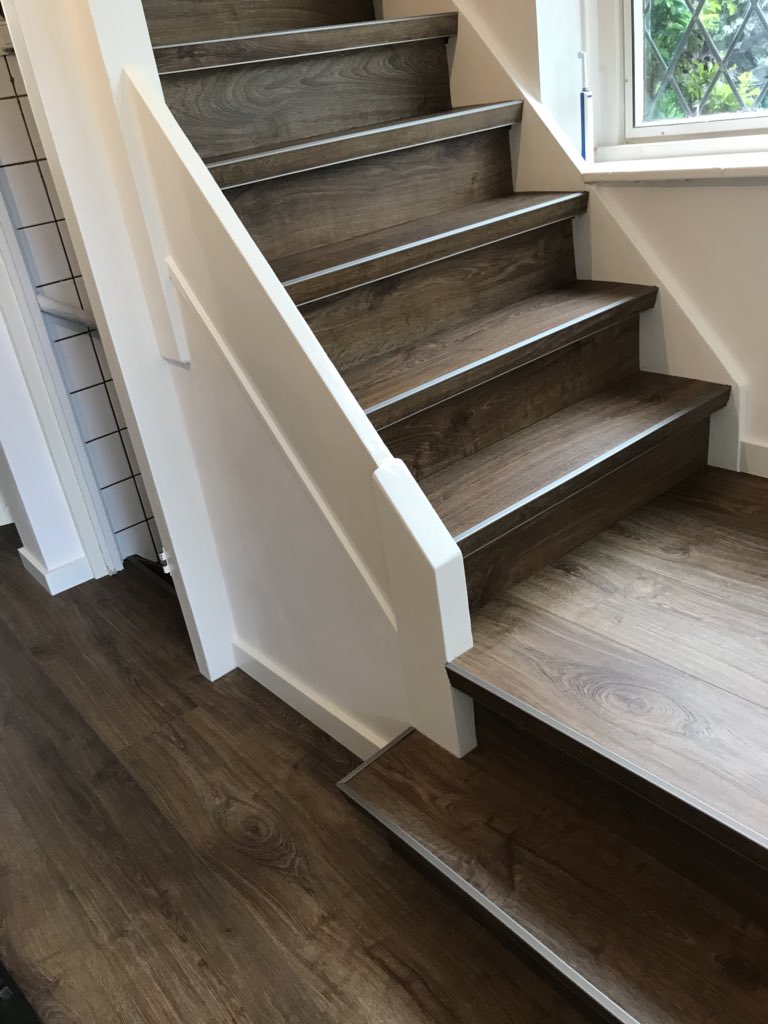 Mooie trap opgeleverd met #pvc van <a href="/QuickStepFloor/">Quick-Step Floors</a> #livyn, het resultaat mag er zijn!