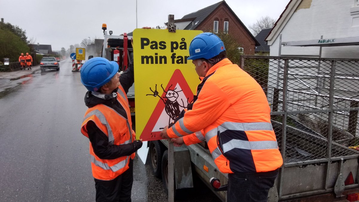 oleholbech's tweet photo. Pas på min far! Asfaltarbejdere lever livet farligt. #tv2fyn https://t.co/ltzbRkIwAR https://t.co/yAPDdVBX8Z