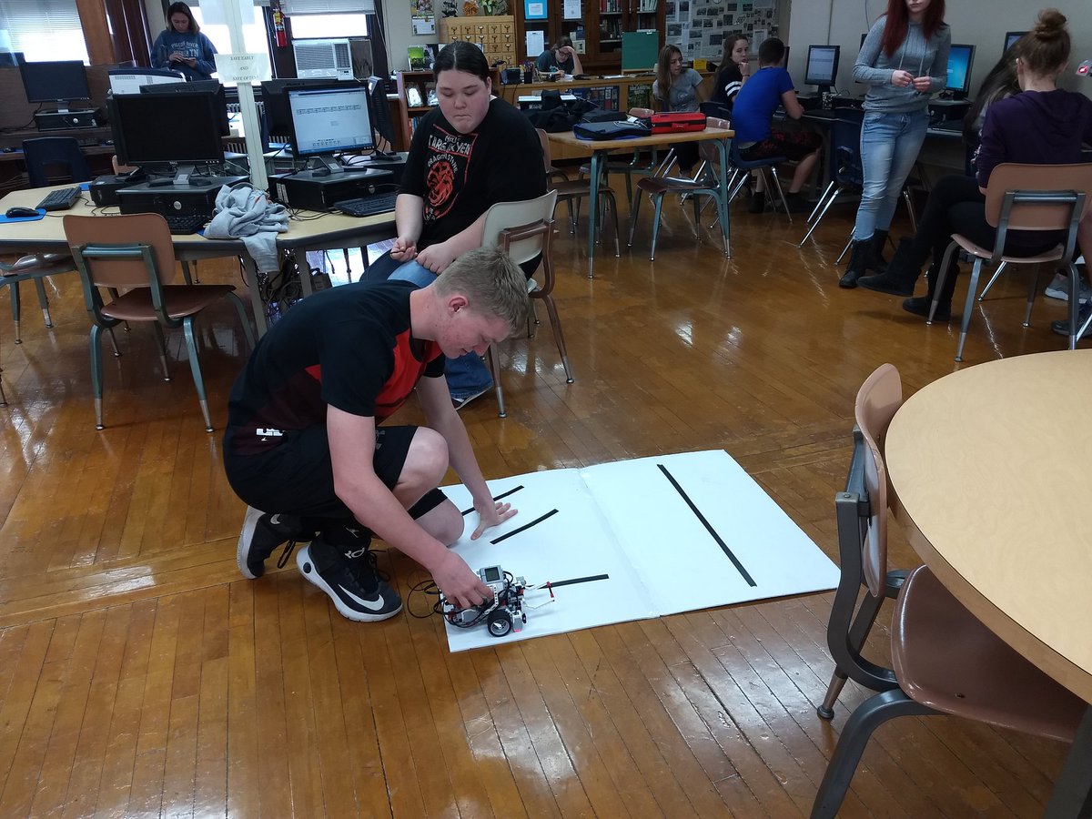 macklin_lara's tweet image. It&apos;s the orchard challenge today in tech. #codingrobots @OkawValley