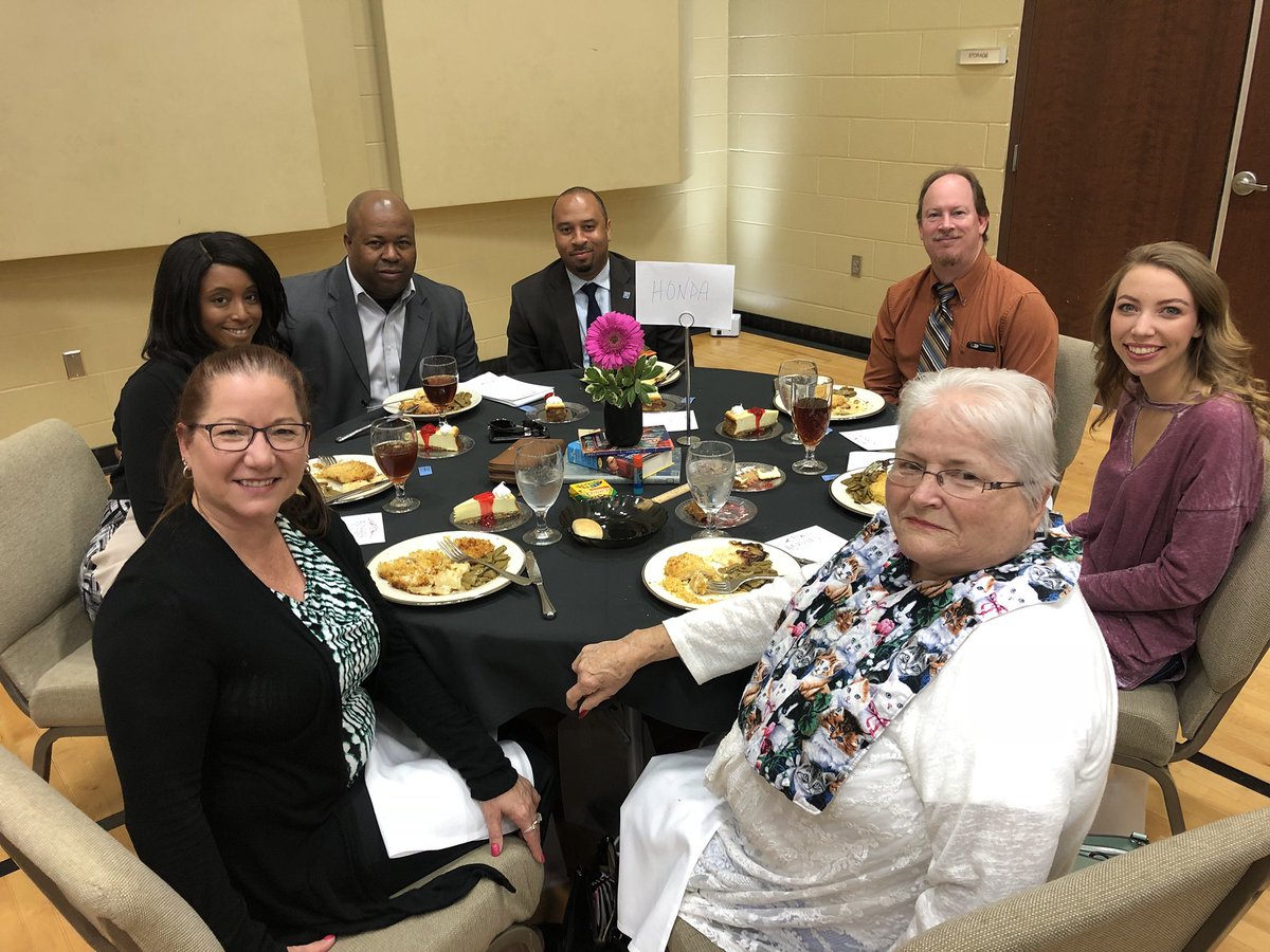 SeyramSelase's tweet photo. #BossesBussingTables #CommunityEnabler #Service https://t.co/PTHUSZvso6