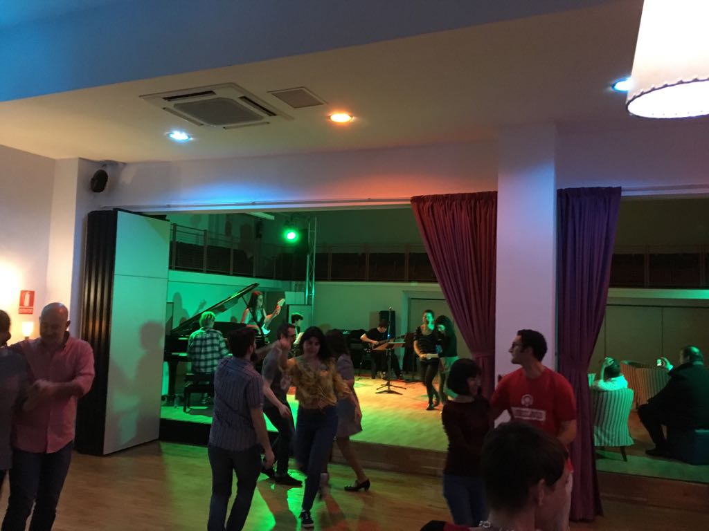 Jueves 26 de Abril, 22:00h #entradalibre Double Swing Jam en #mayeuswing (Rua Areal 138 bajo), esta semana abrirá "Martín Rodríguez Trio" con la colaboración especial de Álex Touceda 
¿Bailamos? ¿Tocamos? #DoubleSwingJam