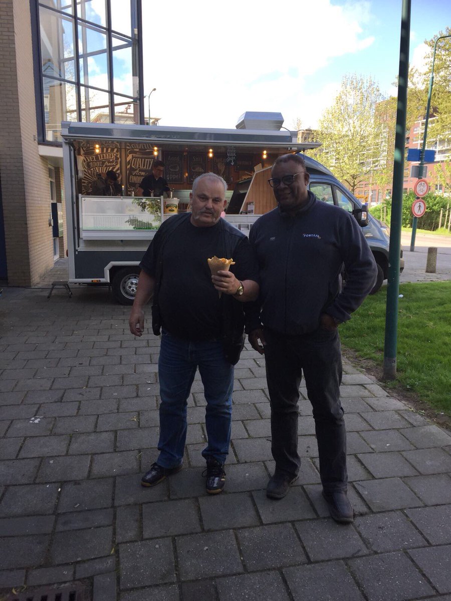Vanmiddag feestelijke start onderhoud en schilderwerk woningen <a href="/PortaalWonen/">Portaal</a> #Antilopespoor #Maarssenbroek #Stichtse Vecht. Met bewoners! En een frietkraam!