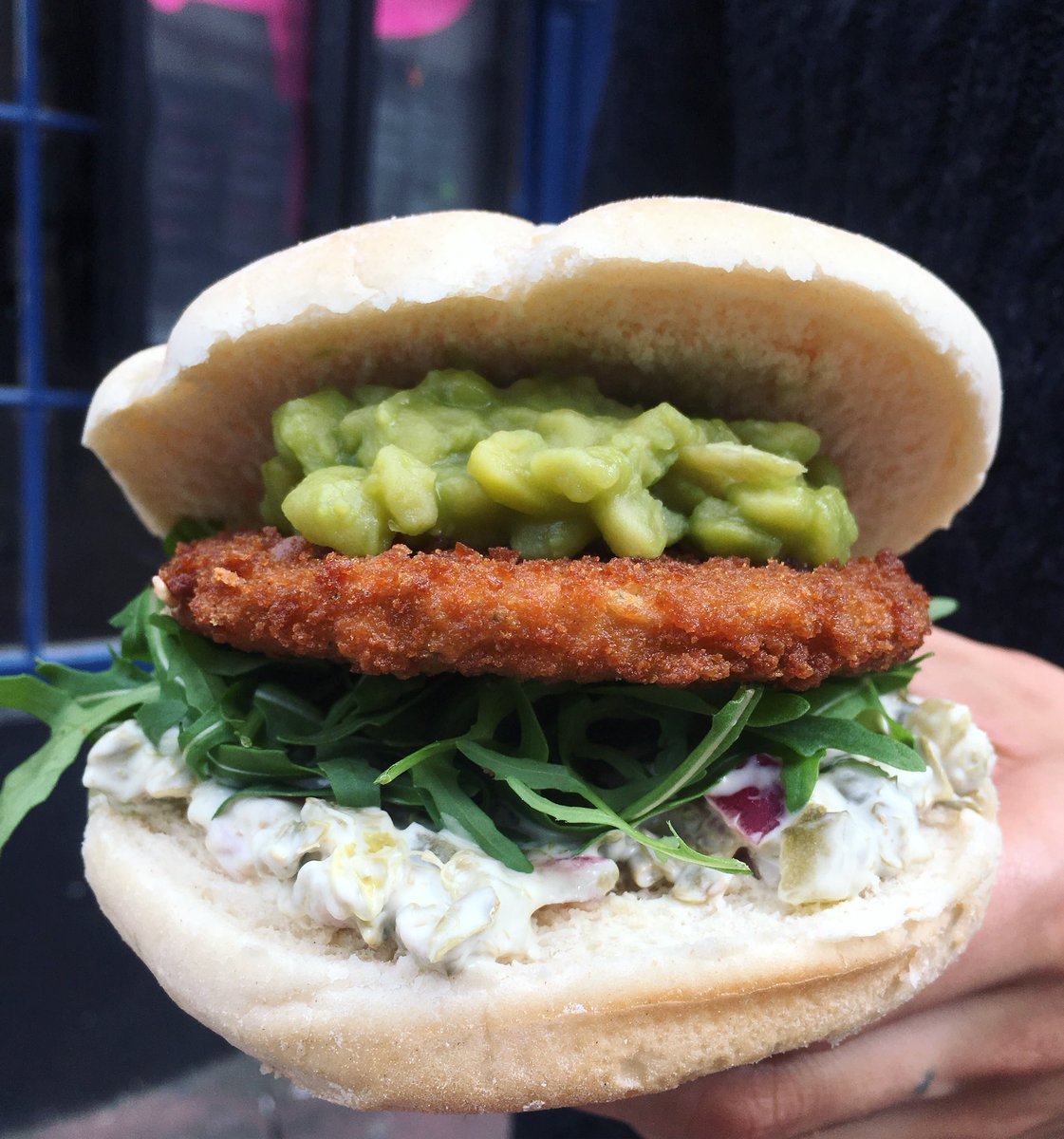 Vegan fish burger anyone? 🐟🚫🤤 home-made tartre sauce, VBites fish cake, rocket &amp; mushy peas. Available from The Pipeline or <a href="/deliveroo/">Deliveroo</a> RIGHT NOW!