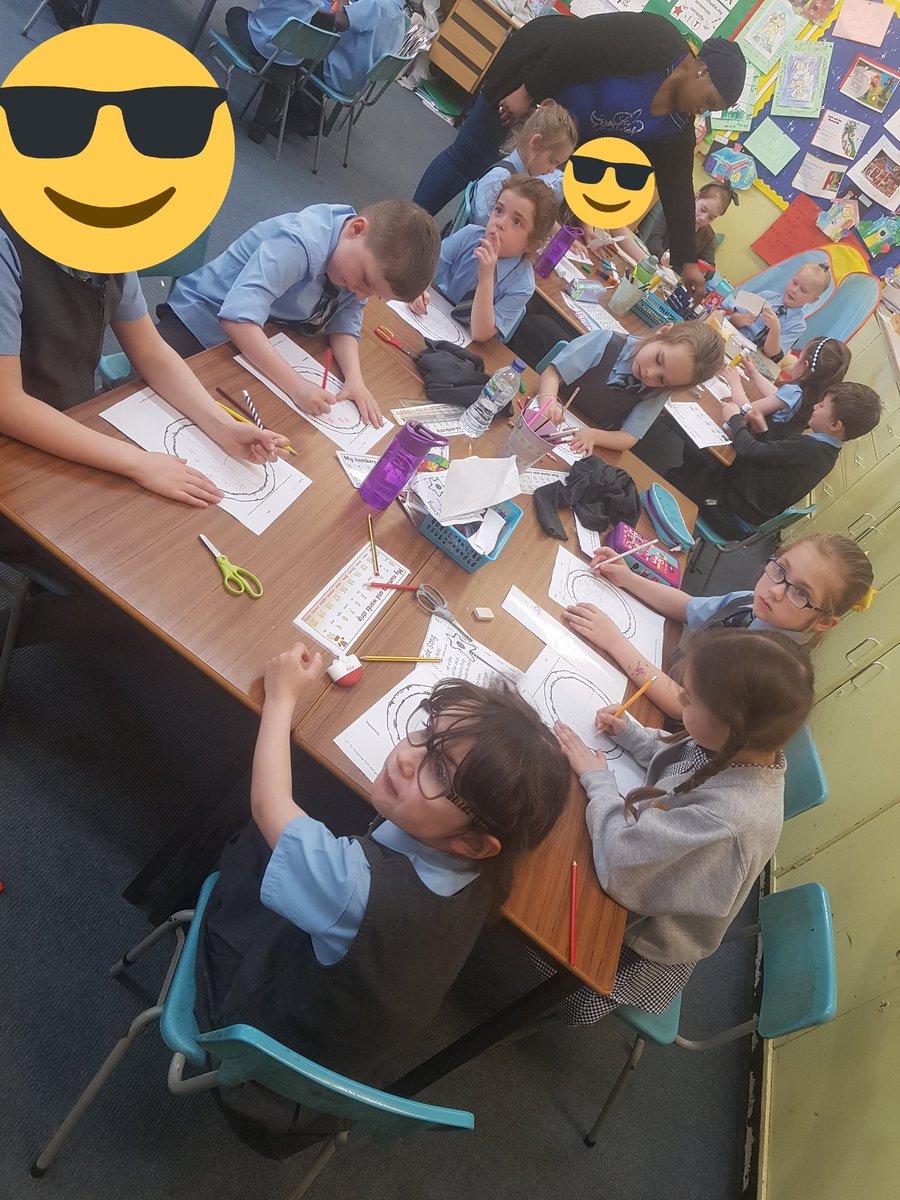 OLRprimary's tweet image. P2/1 were continuing with their fraction journey today! We enjoyed making pizzas into 1/2s and 1/4s. #math #fractions #compositeclass