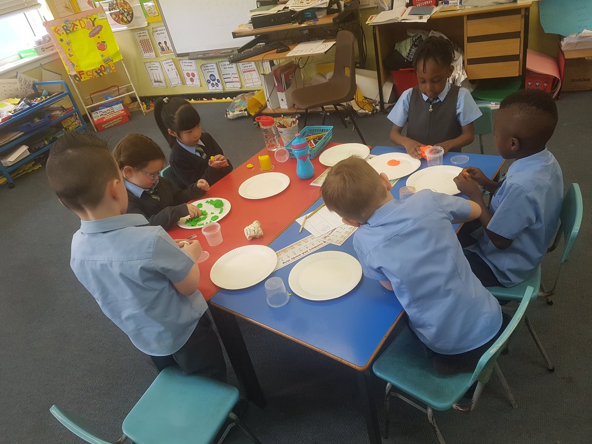 OLRprimary's tweet image. P2/1 were continuing with their fraction journey today! We enjoyed making pizzas into 1/2s and 1/4s. #math #fractions #compositeclass