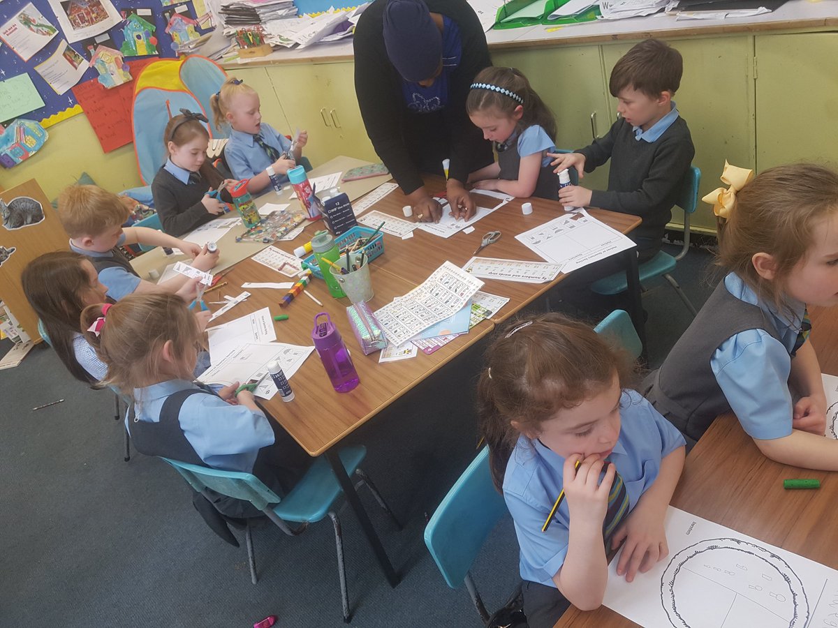 OLRprimary's tweet image. P2/1 were continuing with their fraction journey today! We enjoyed making pizzas into 1/2s and 1/4s. #math #fractions #compositeclass